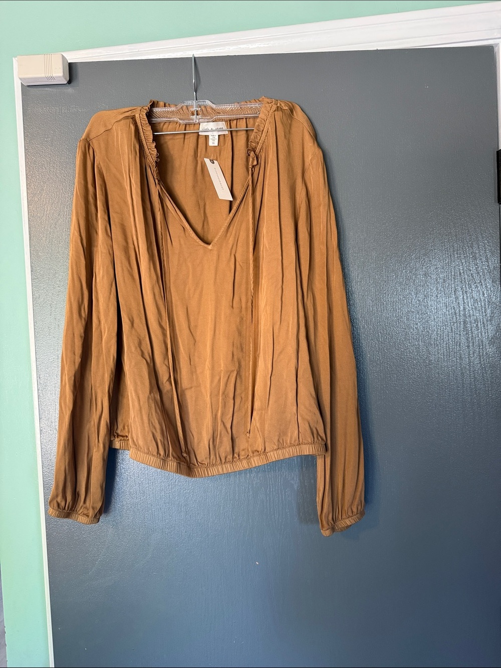 cloth & stone V-Neck Long Sleeve Blouse in Camel Brown